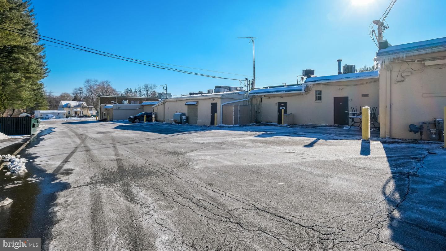 471 E County Line Rd Property Photo 17