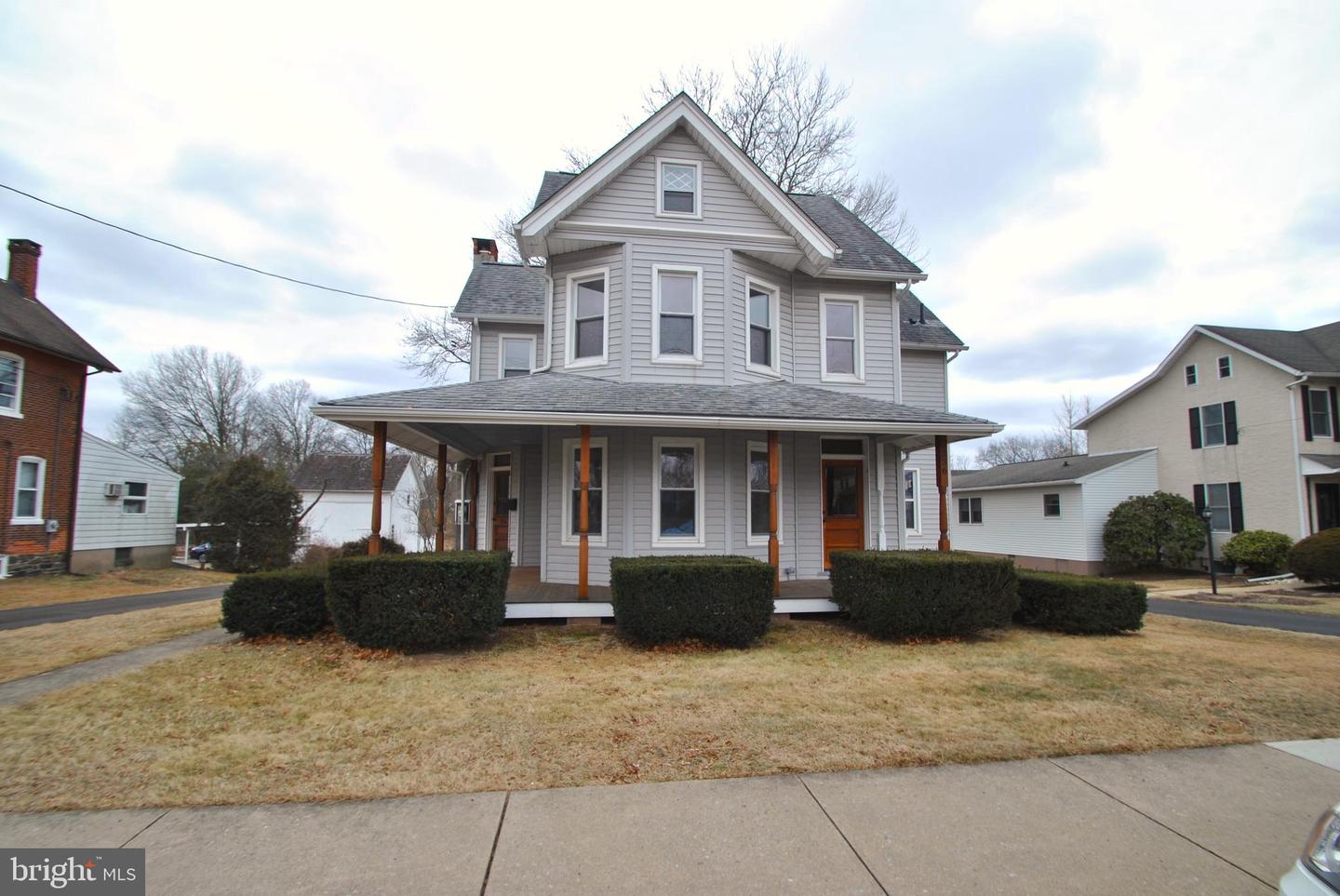 336 E Walnut St Property Photo