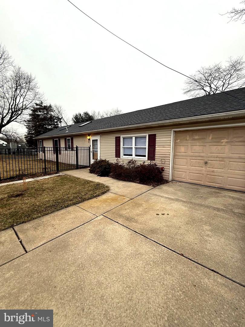 1722 Oak Rd Property Photo