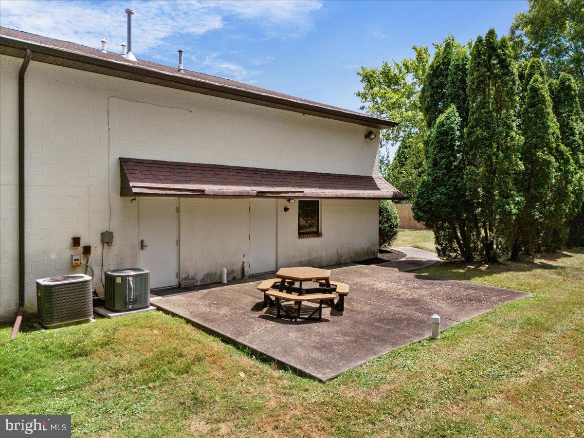 1990 York Rd Property Photo 16