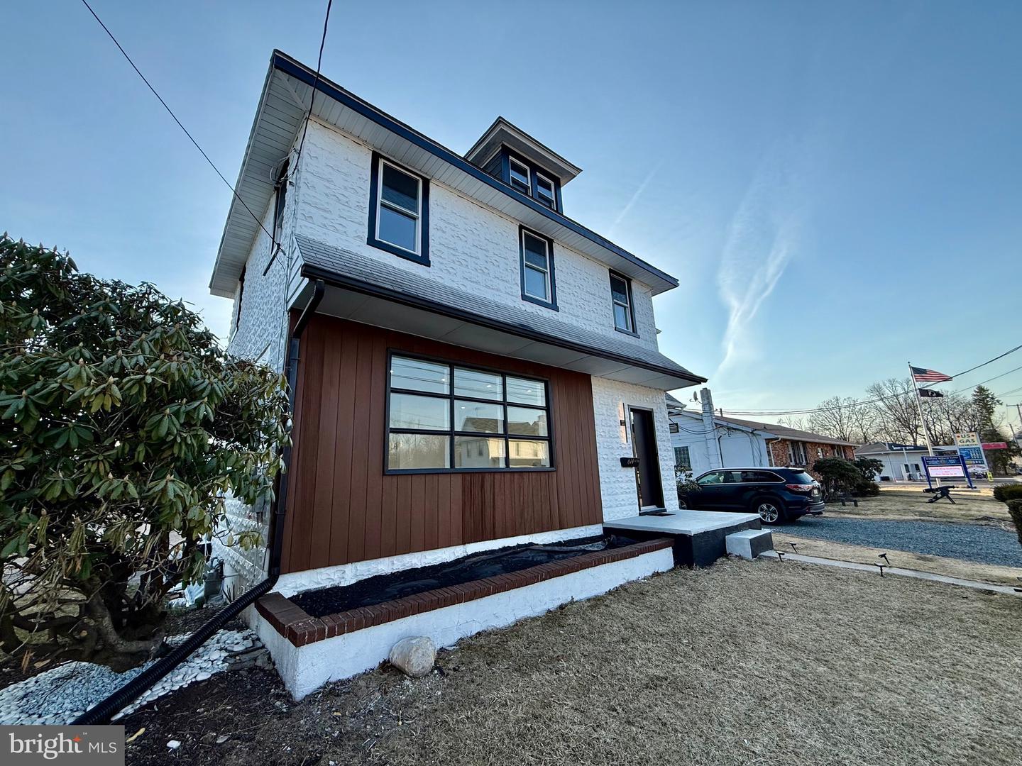 614 E Broad St Property Photo 1