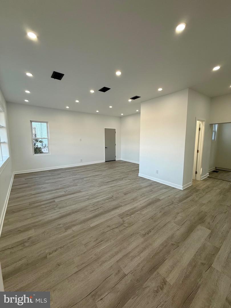 614 E Broad St Property Photo 13