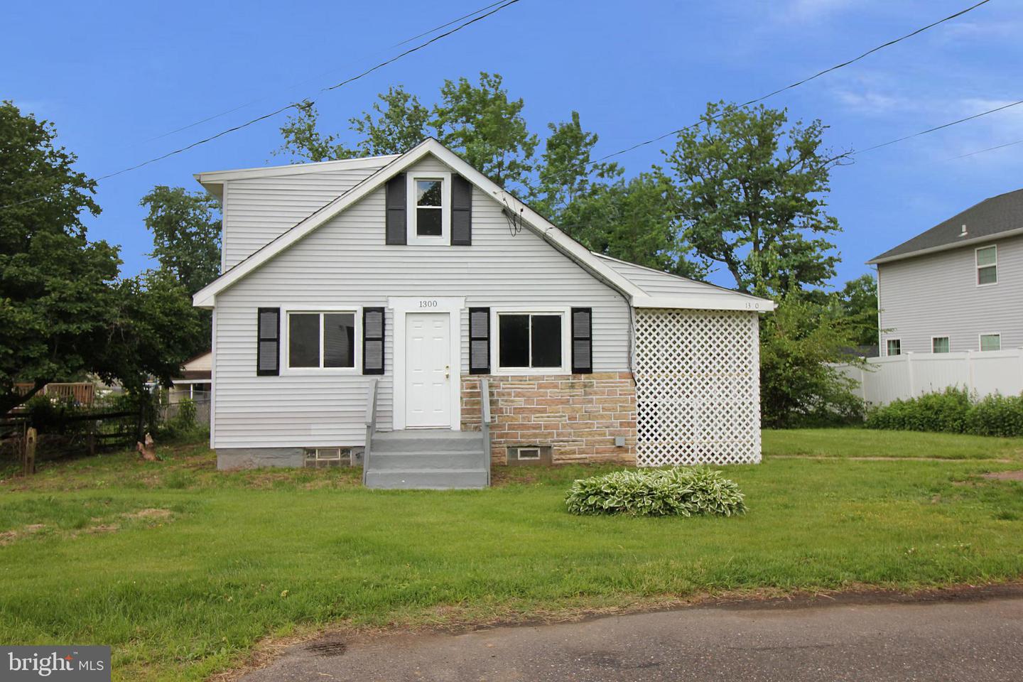 1300 Magnolia Ave Property Photo 1