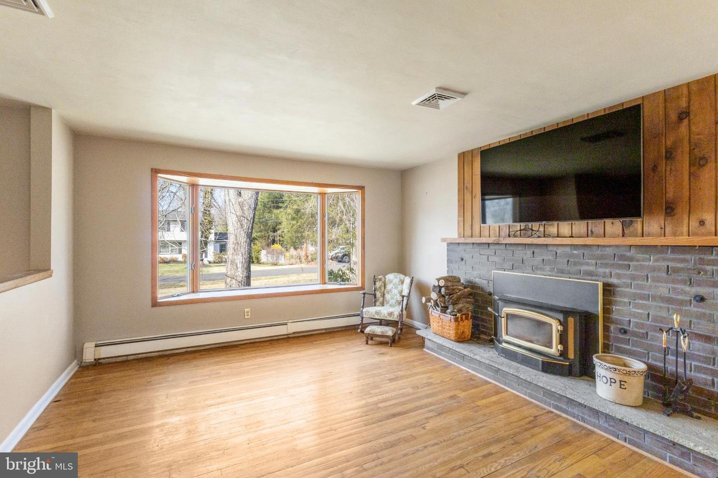 7 Walton Dr Property Photo 3