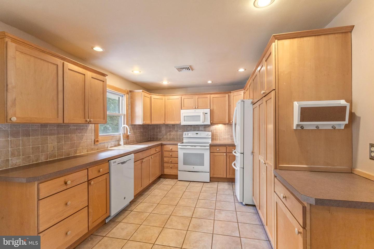 7 Walton Dr Property Photo 4