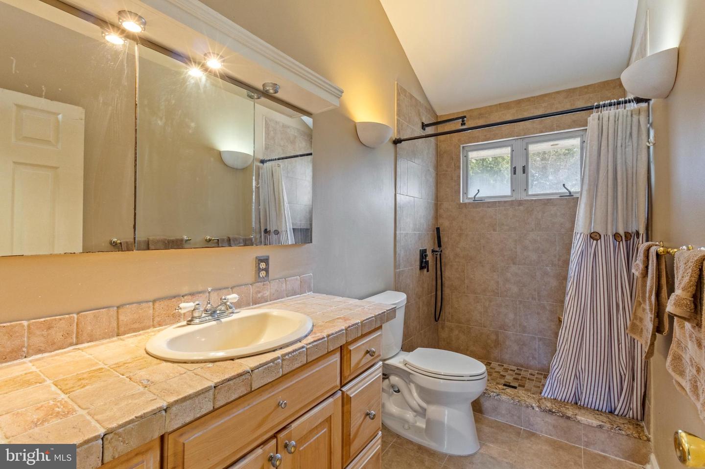 7 Walton Dr Property Photo 10