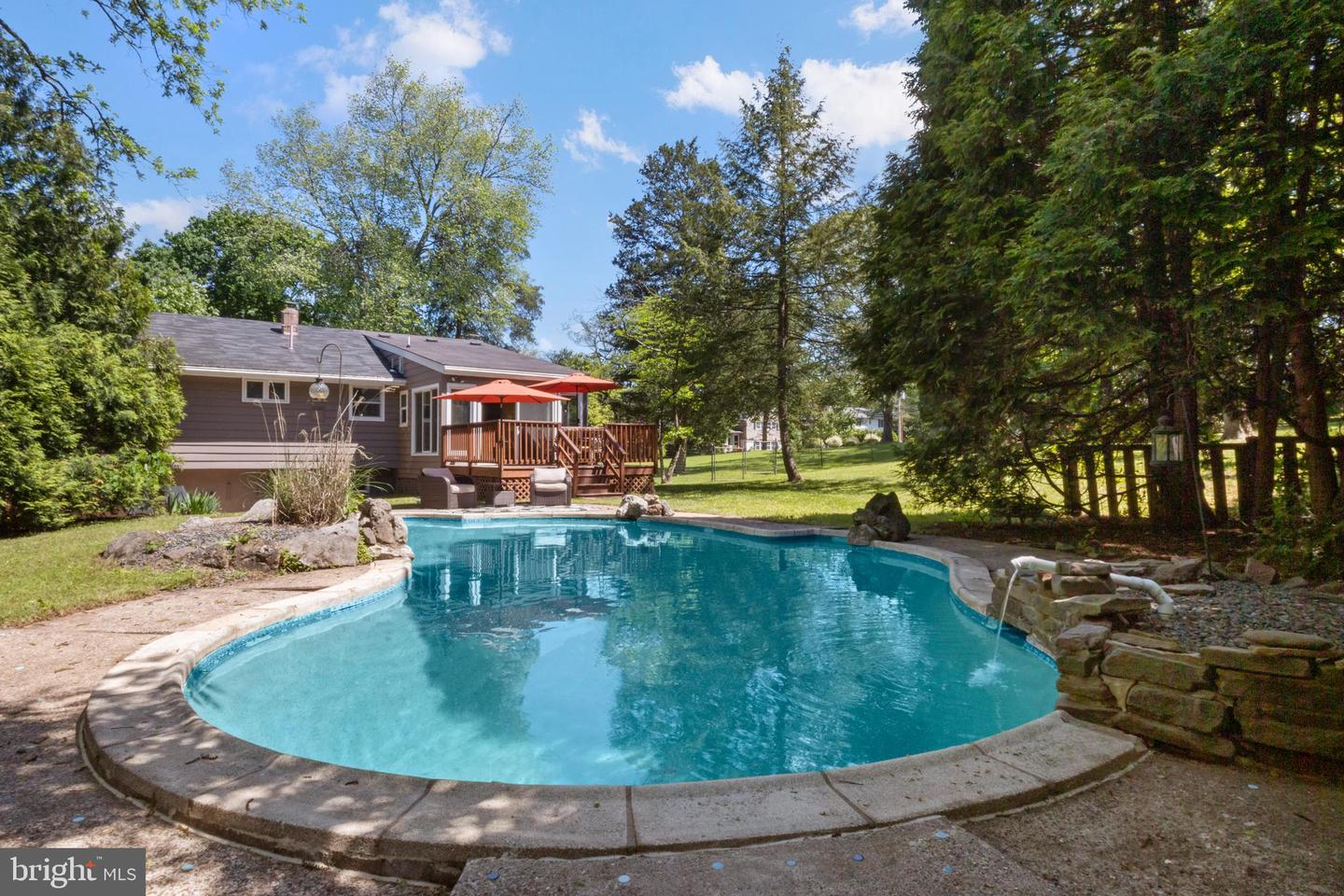 7 Walton Dr Property Photo 22