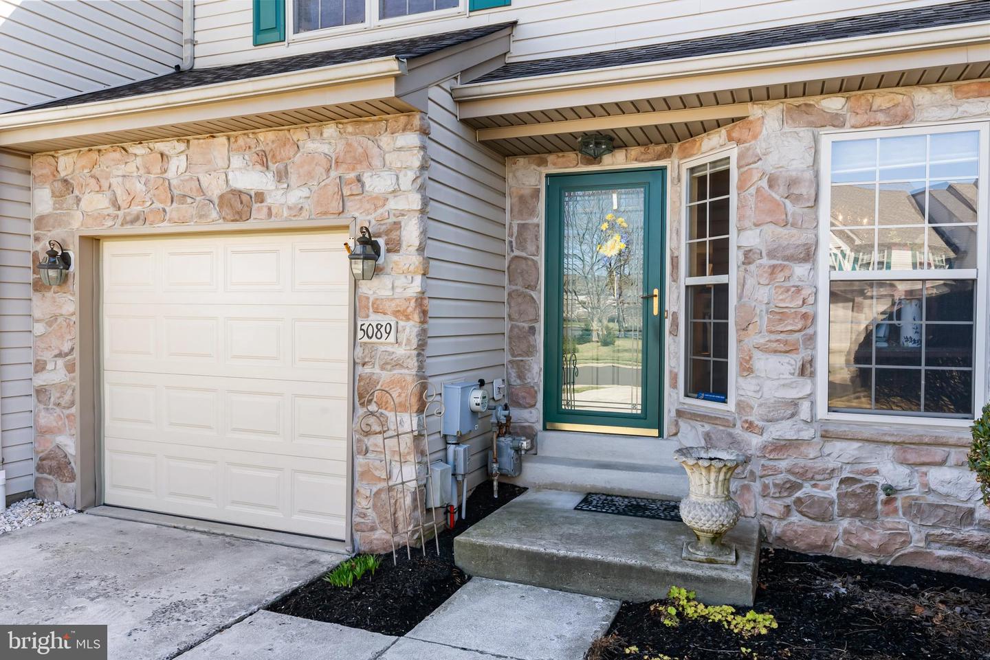 5089 Beacon Hill Ct Property Photo 3
