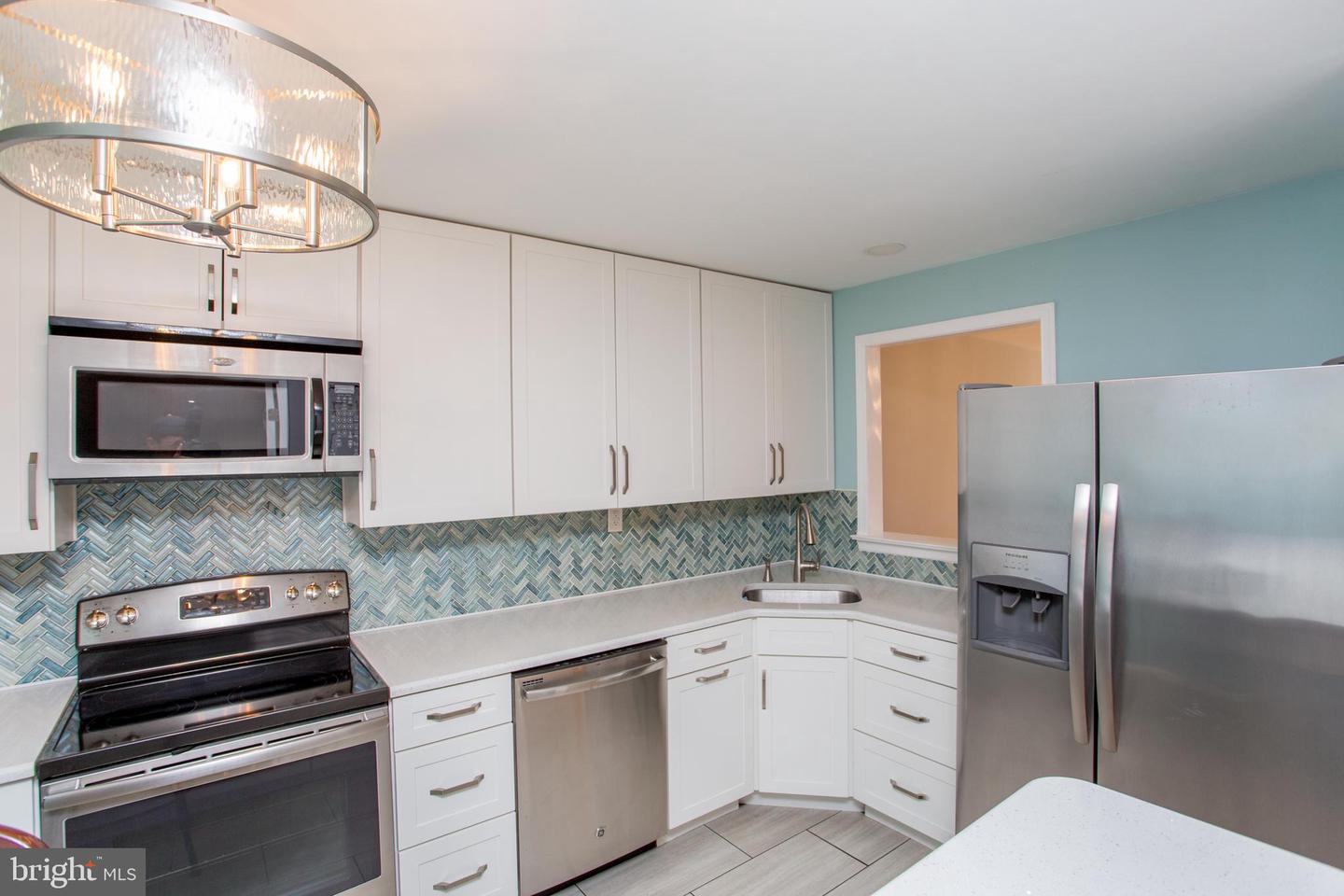 22014 Beacon Hill Dr Property Photo 8