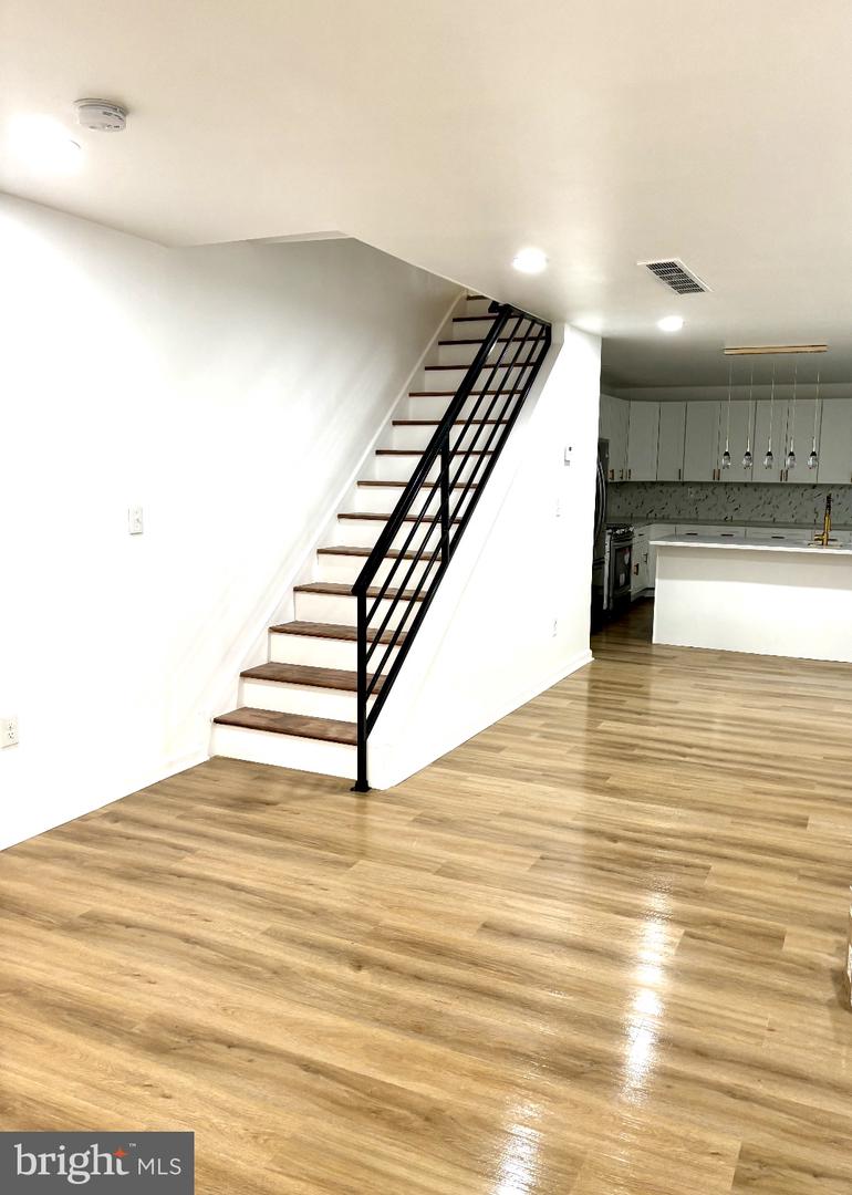 580 Bath St Property Photo 4