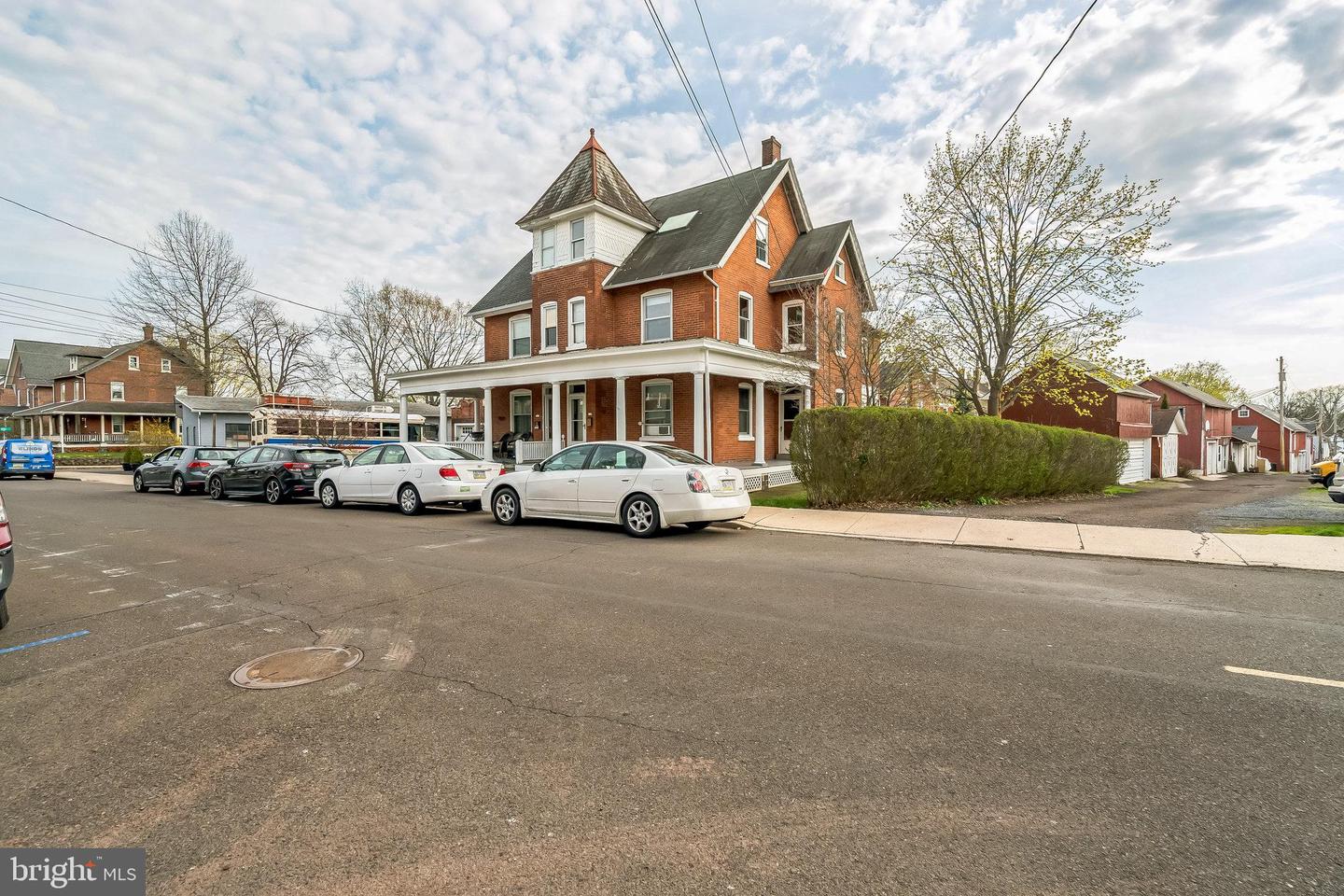 412 W Market St Property Photo 1