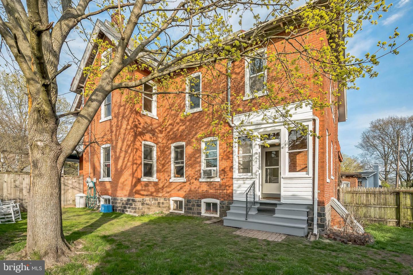 412 W Market St Property Photo 5
