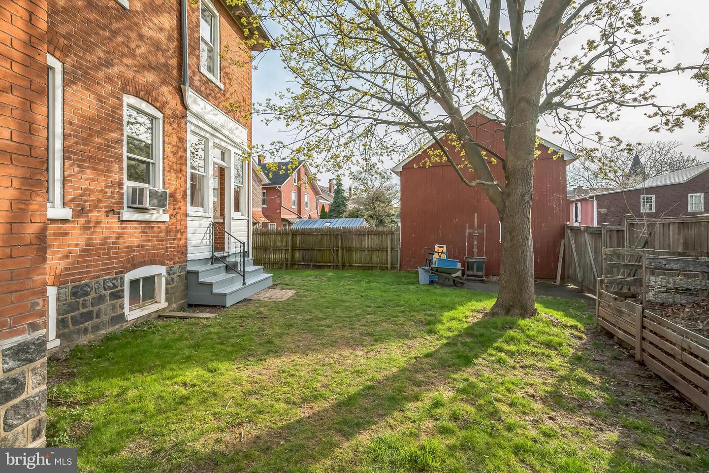 412 W Market St Property Photo 7