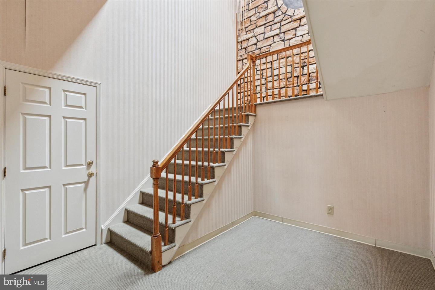 97 Wood St Property Photo 15