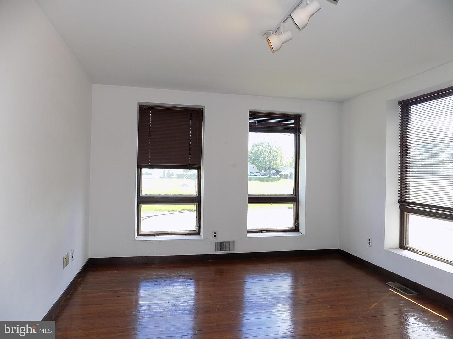 276 Woodbourne Rd Property Photo 5