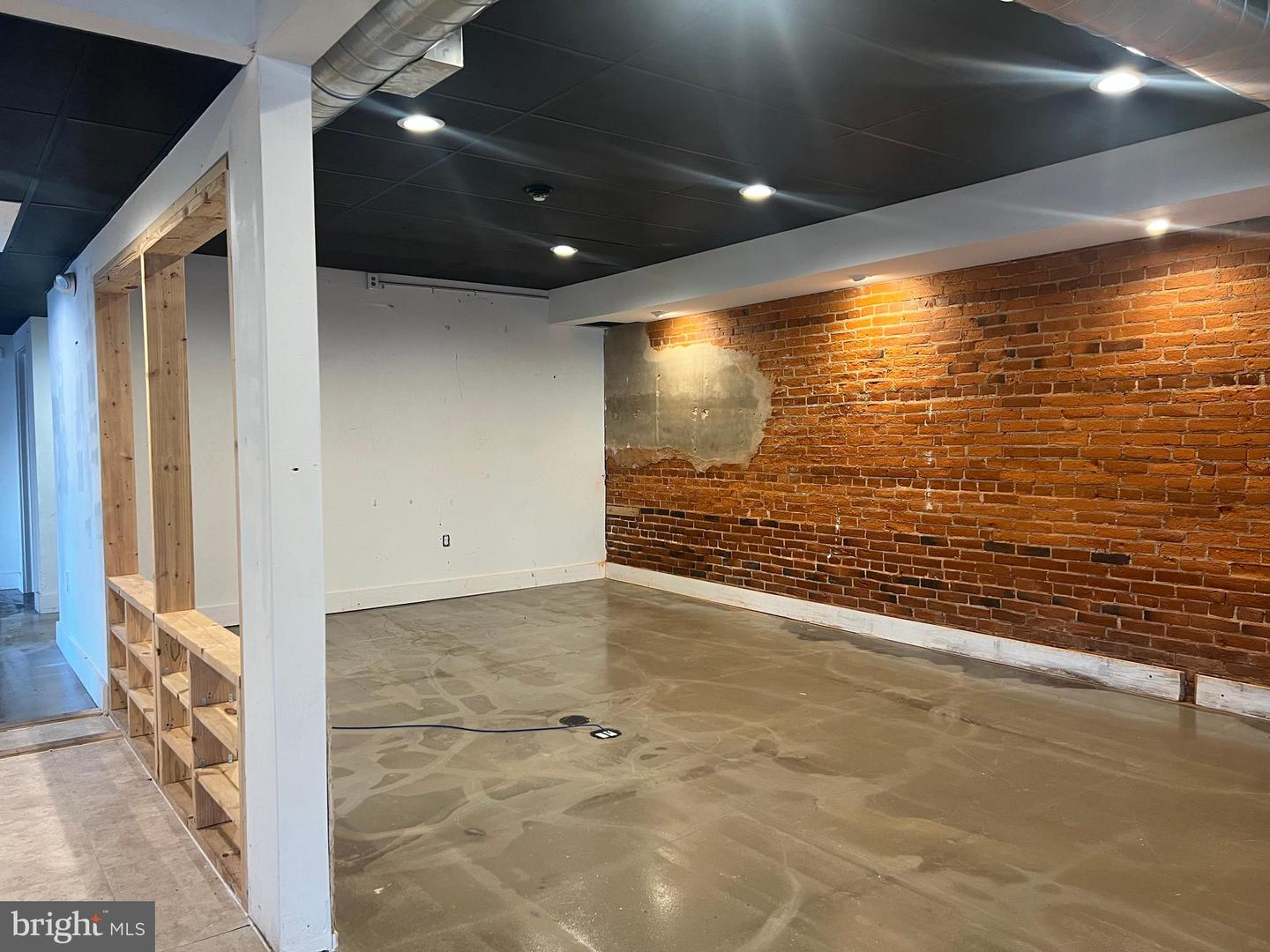 242 Wood St Property Photo 4