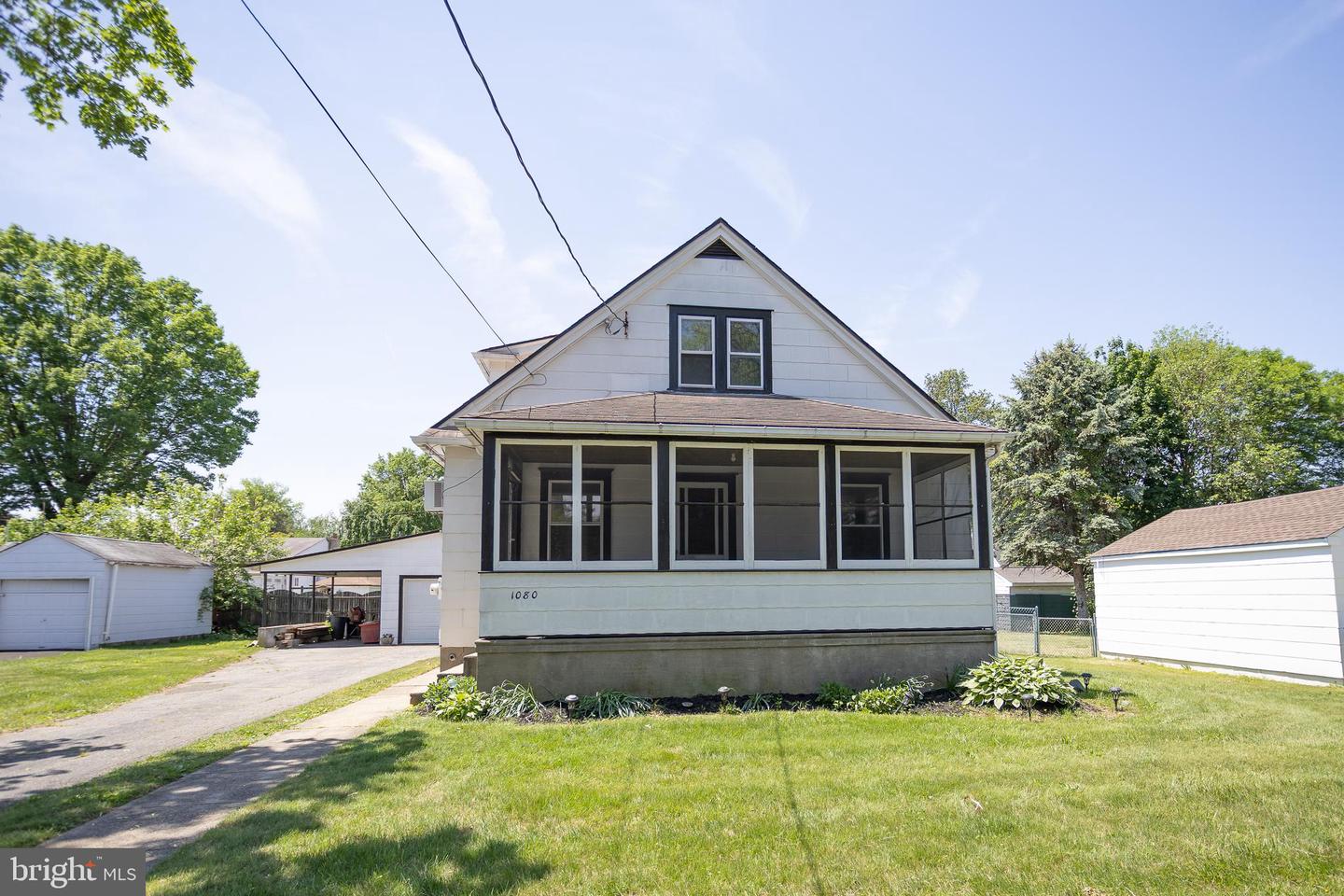 1080 Buttonwood Ave Property Photo 1