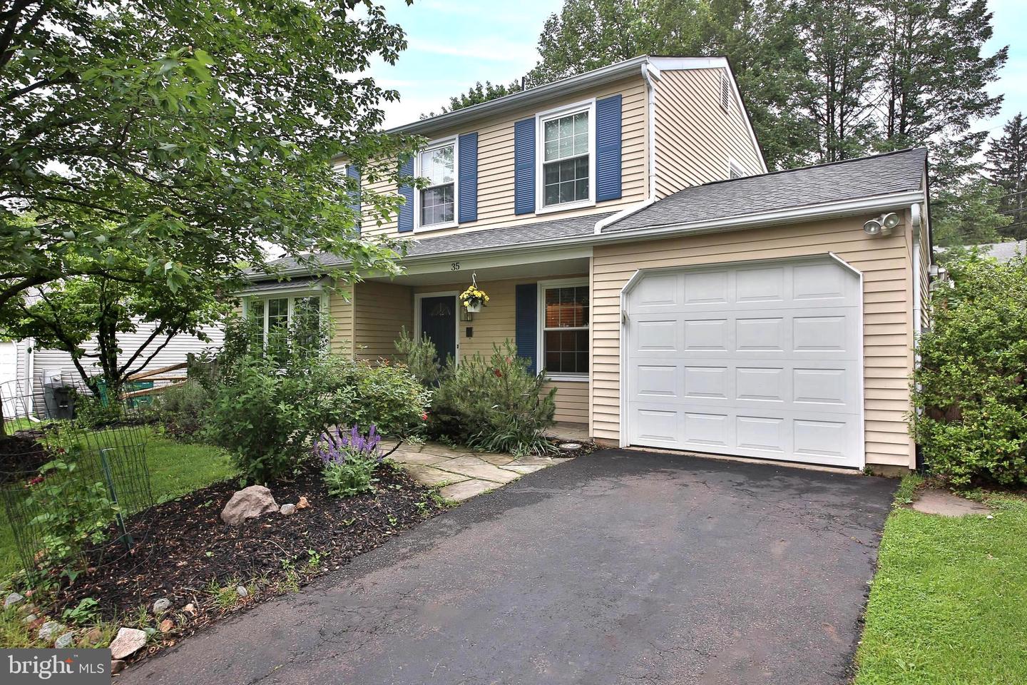 35 ALBERTS WAY Property Photo 1