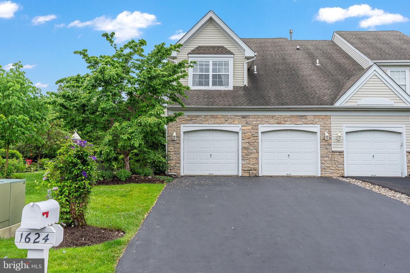 1624 Mayfield Cir Property Photo
