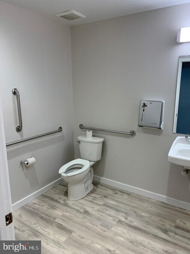 600 Louis Dr Property Photo 5