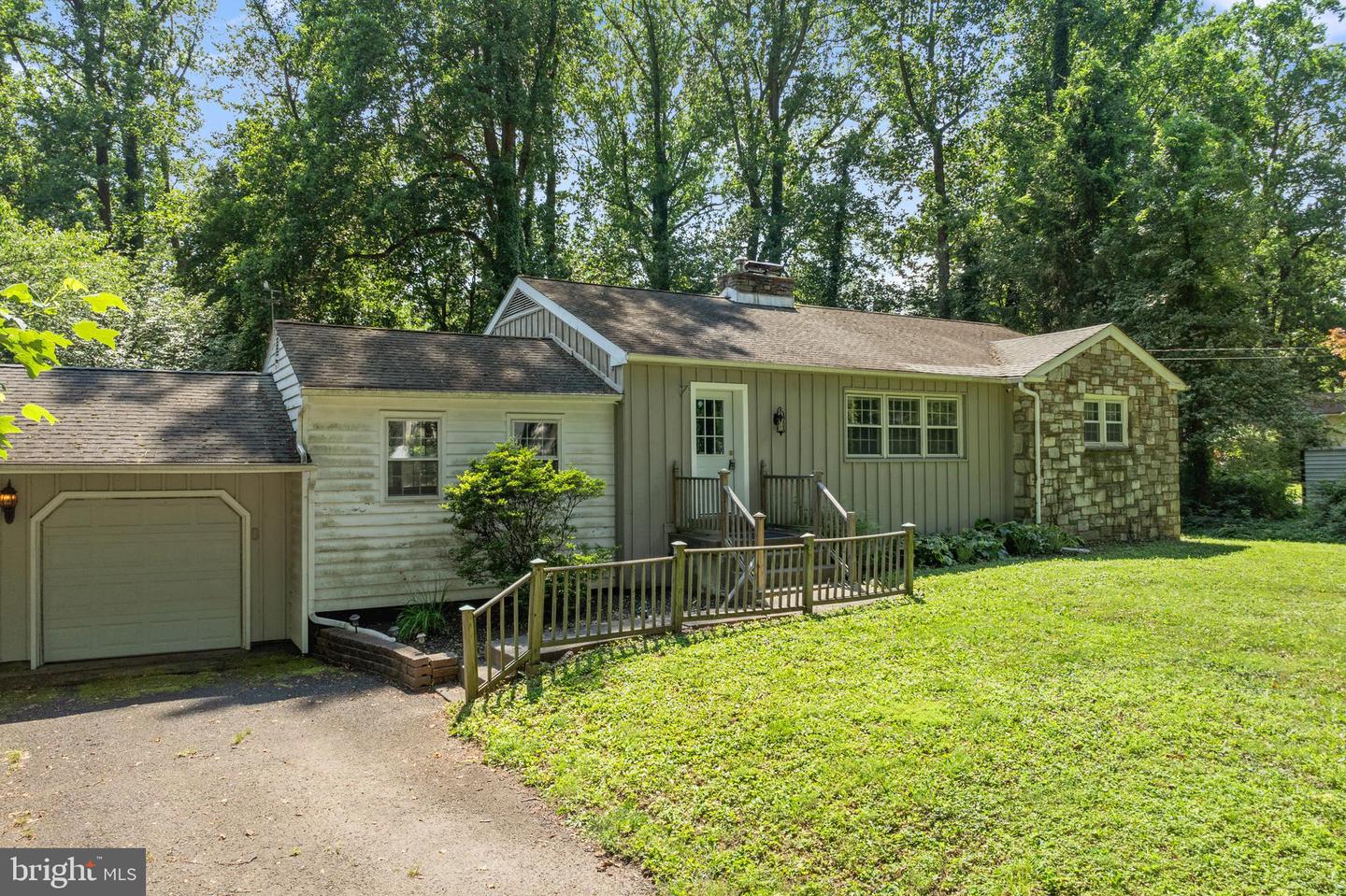 2182 Herblew Rd Property Photo