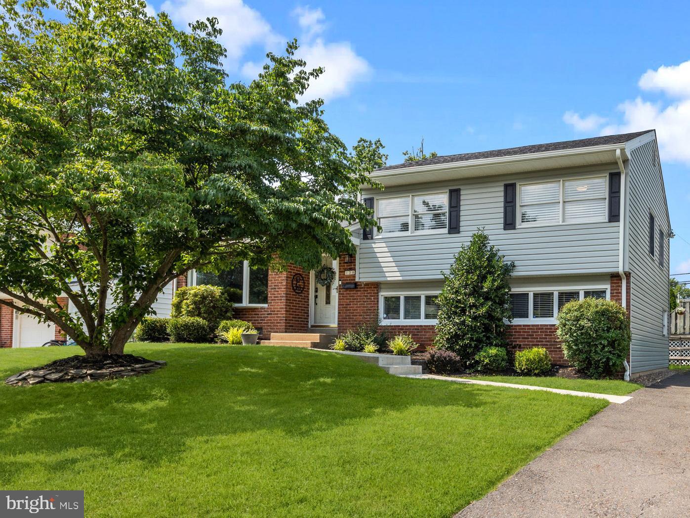 128 HEDGEROW DR Property Photo 1