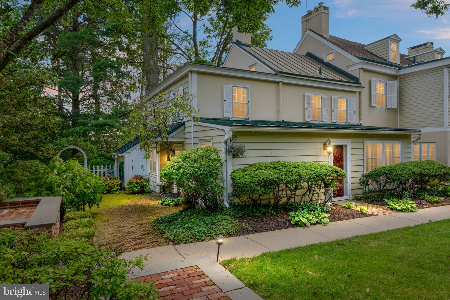 1 BARNES CT