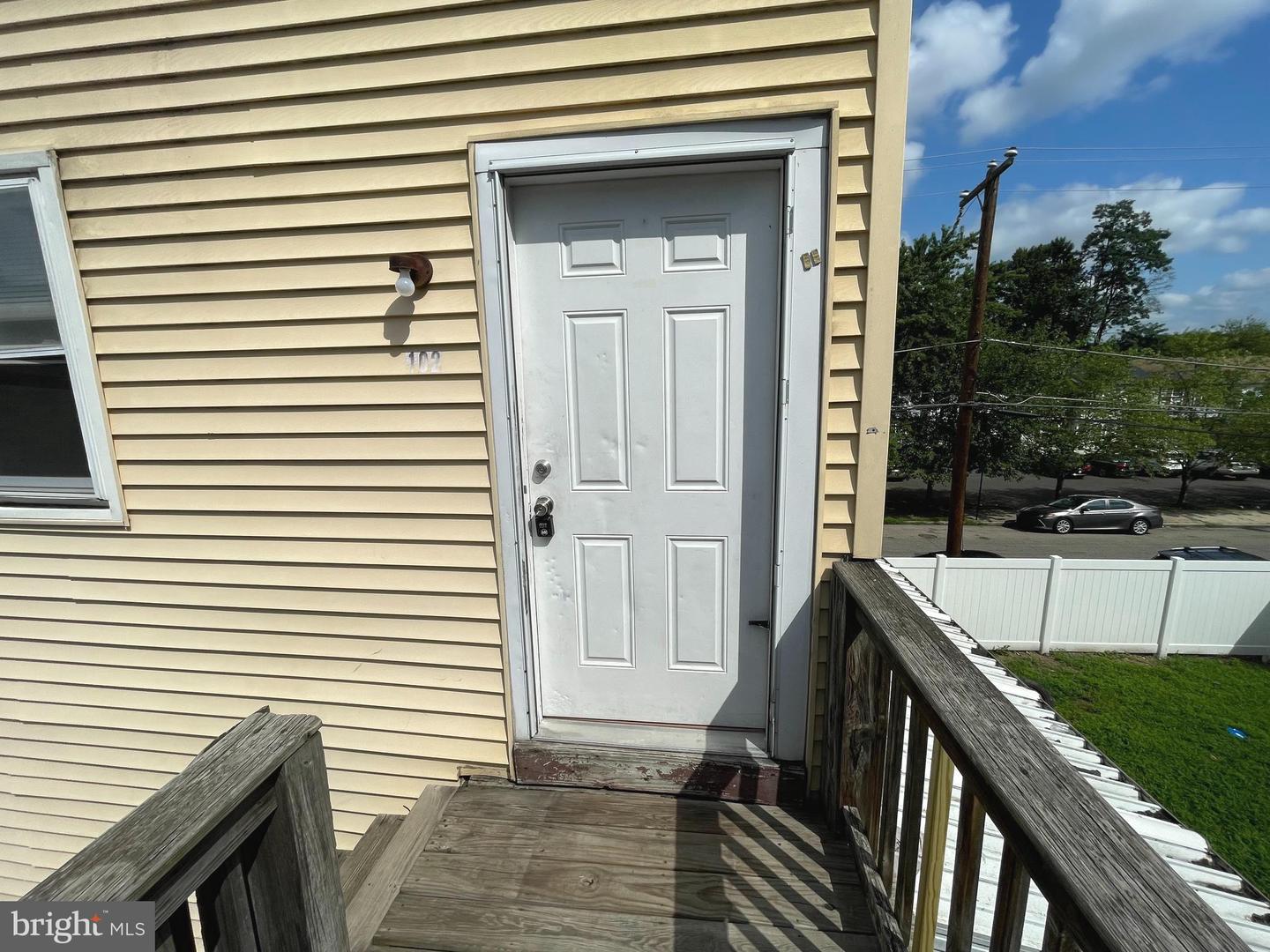 102 Bank St #b Property Photo 1