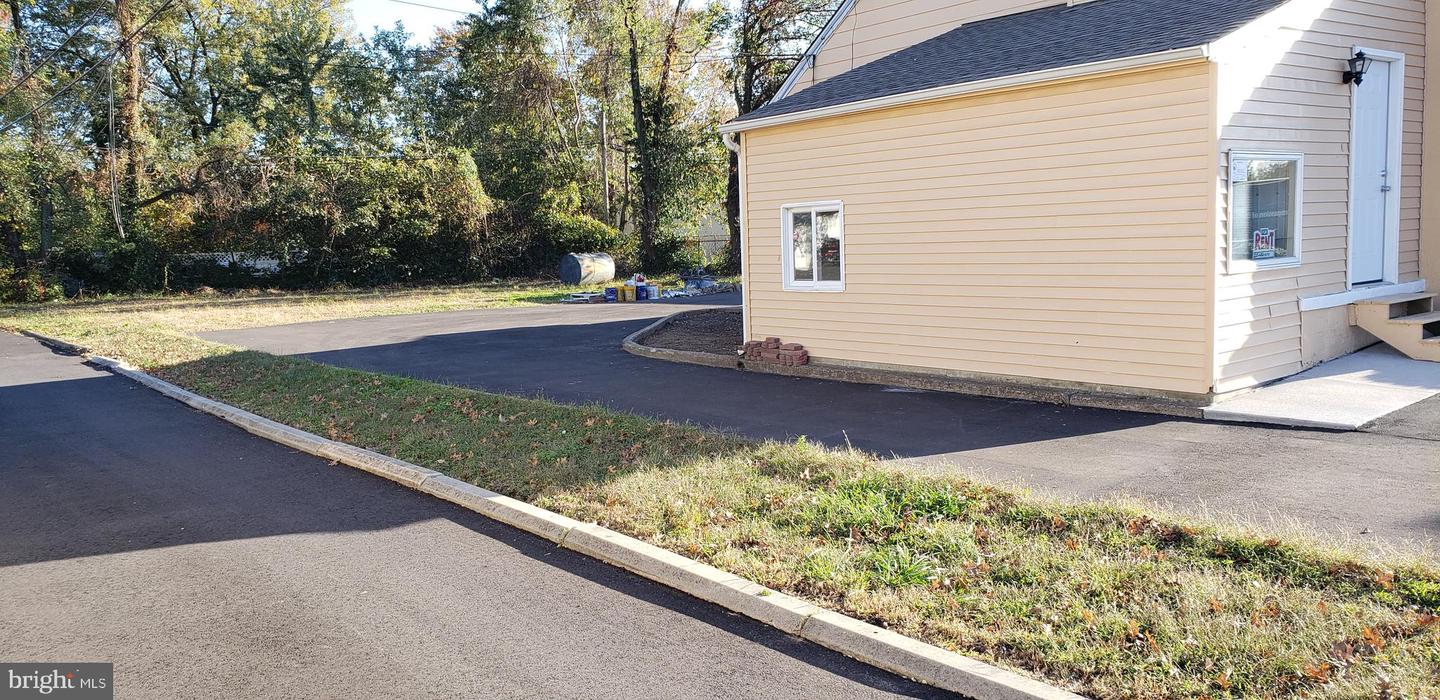 7024 Bristol Pike Property Photo 9