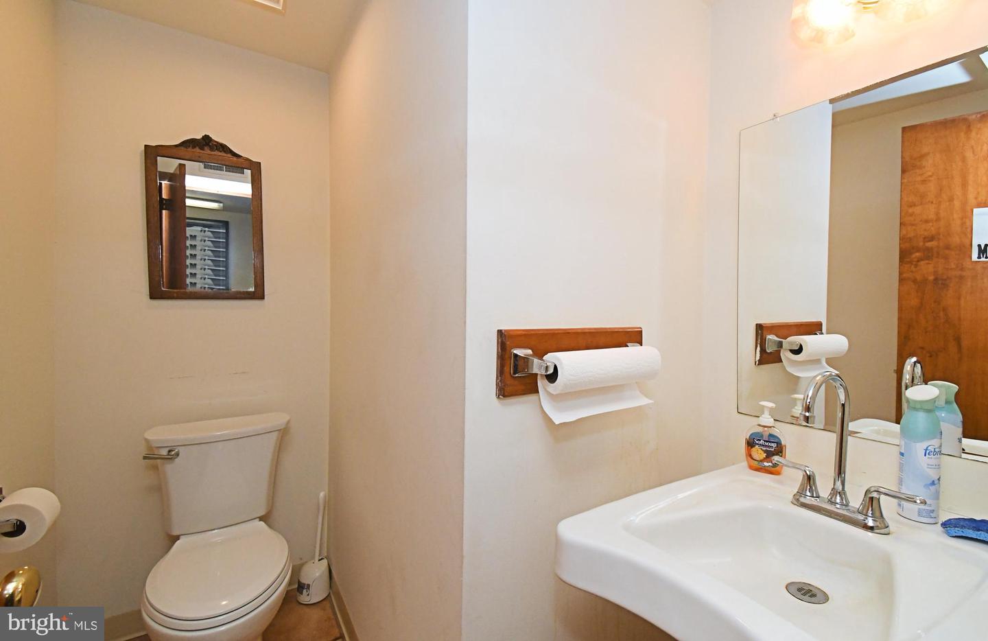 601 W Market St #100 Property Photo 17