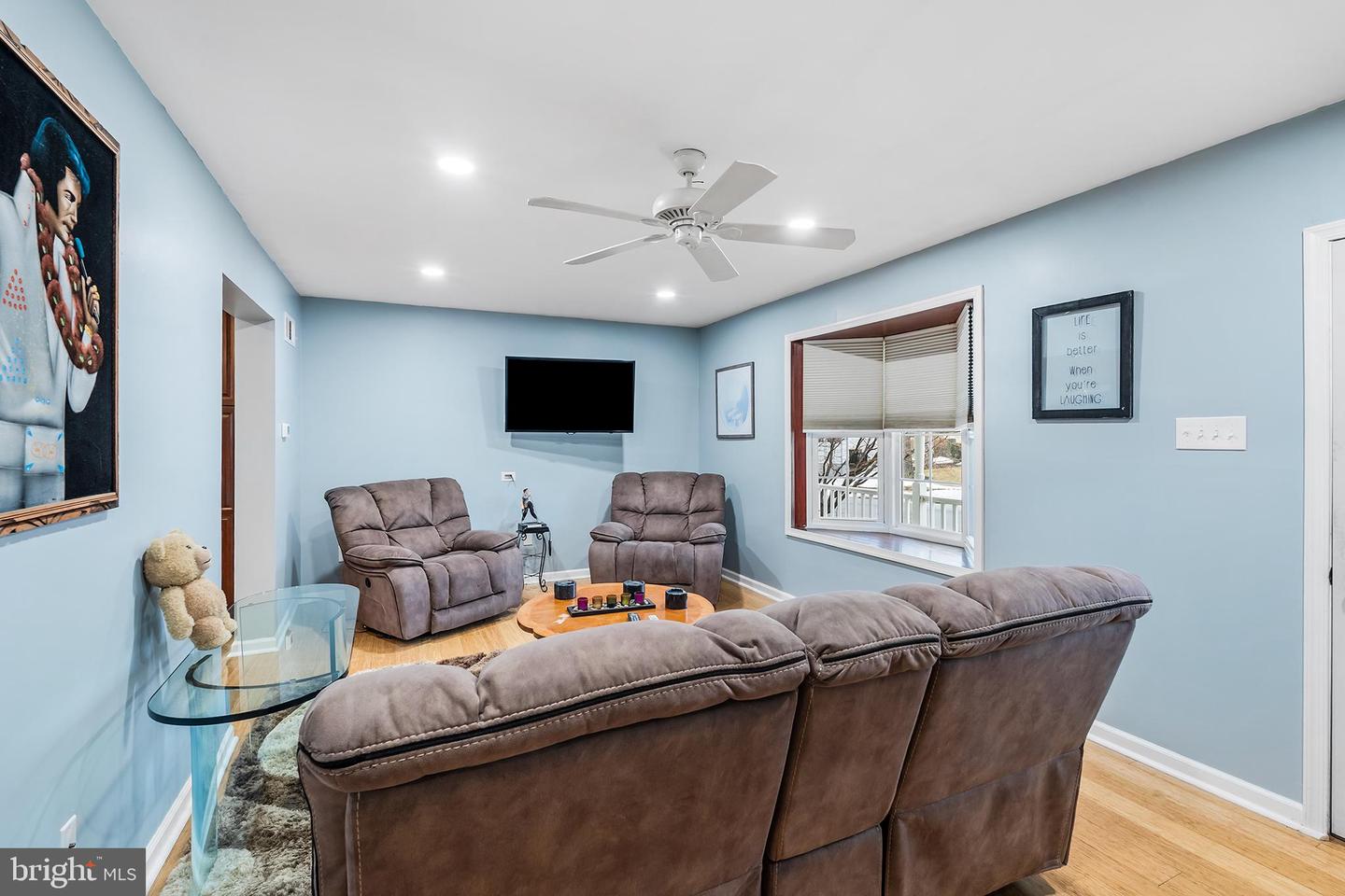 541 Stanford Rd Property Photo 3