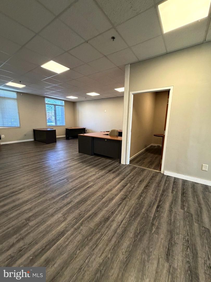 304 Corporate Dr E #e Property Photo 4