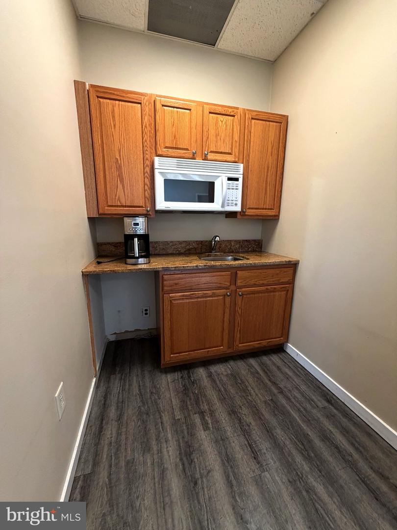 304 Corporate Dr E #e Property Photo 6