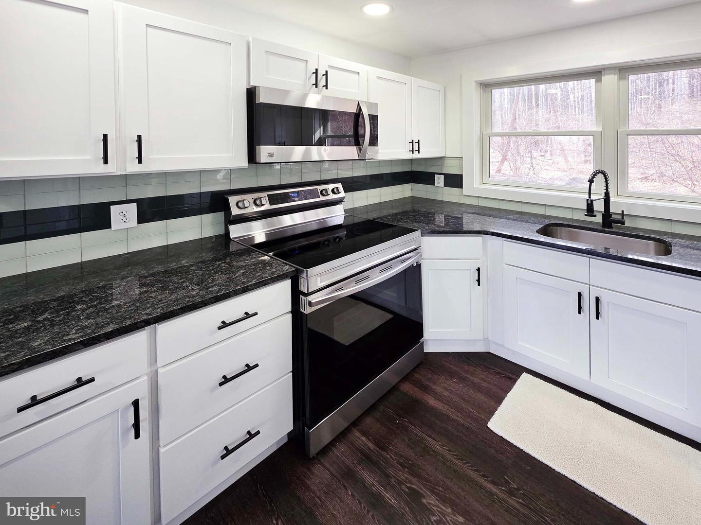 3911 Dogwood Ln #upper Property Photo 4