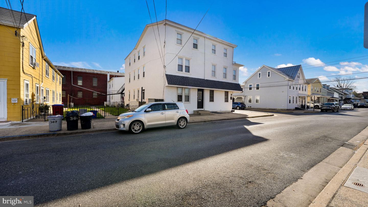 301 Lafayette St Property Photo 10