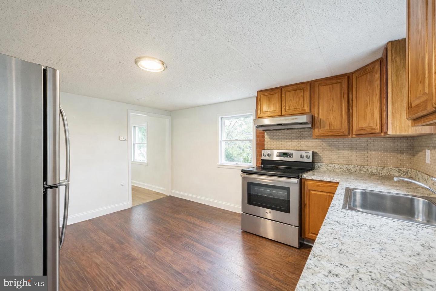 541 Wicker Ave Property Photo 3