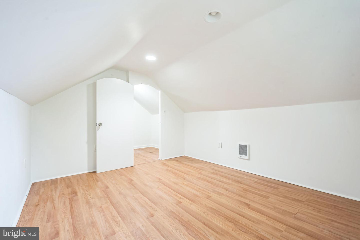541 Wicker Ave Property Photo 6