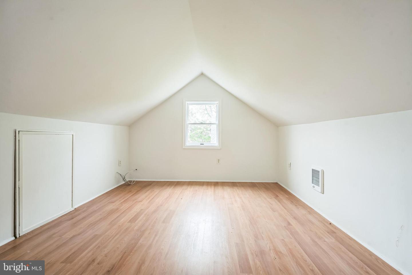 541 Wicker Ave Property Photo 9