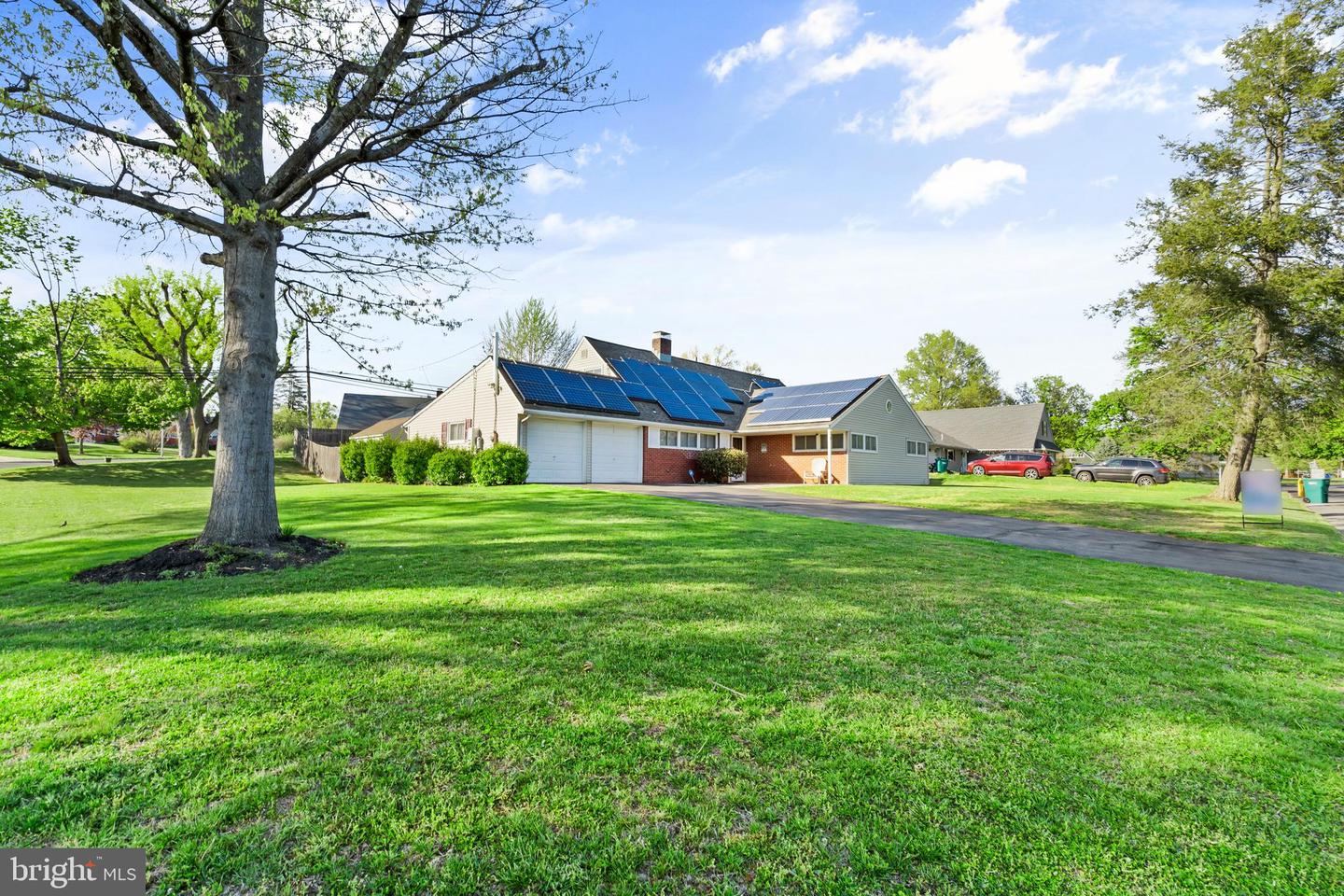 18 S FORSYTHIA DR S