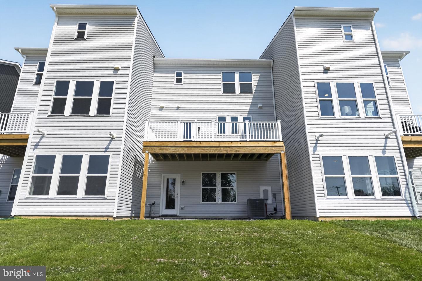 51 Chaucer Ct Property Photo 3