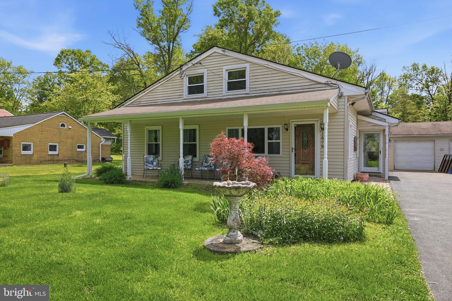 1696 Chestnut Ridge Rd Property Photo 2