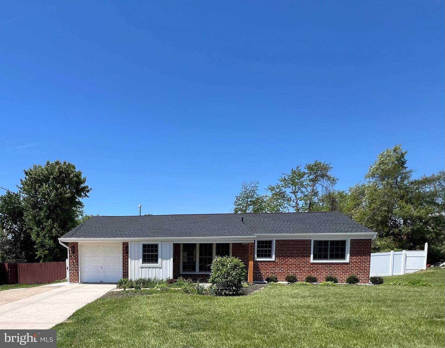 400 Deb Ln Property Photo 1