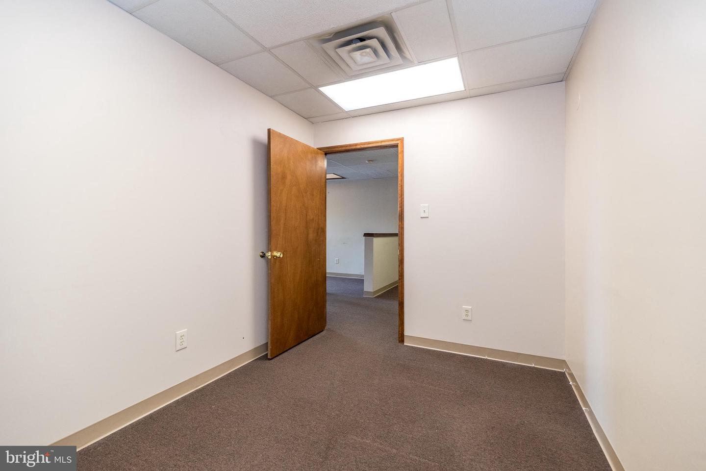 910 Property Photo 28