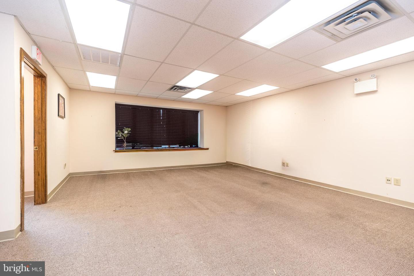 910 Property Photo 48