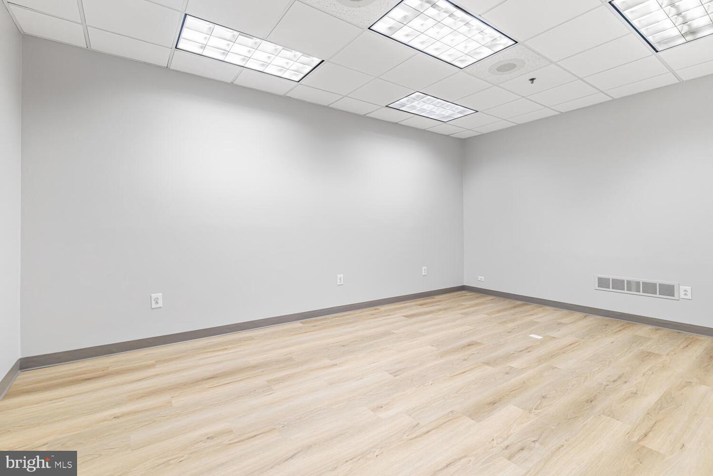 408 Executive Property Photo 9