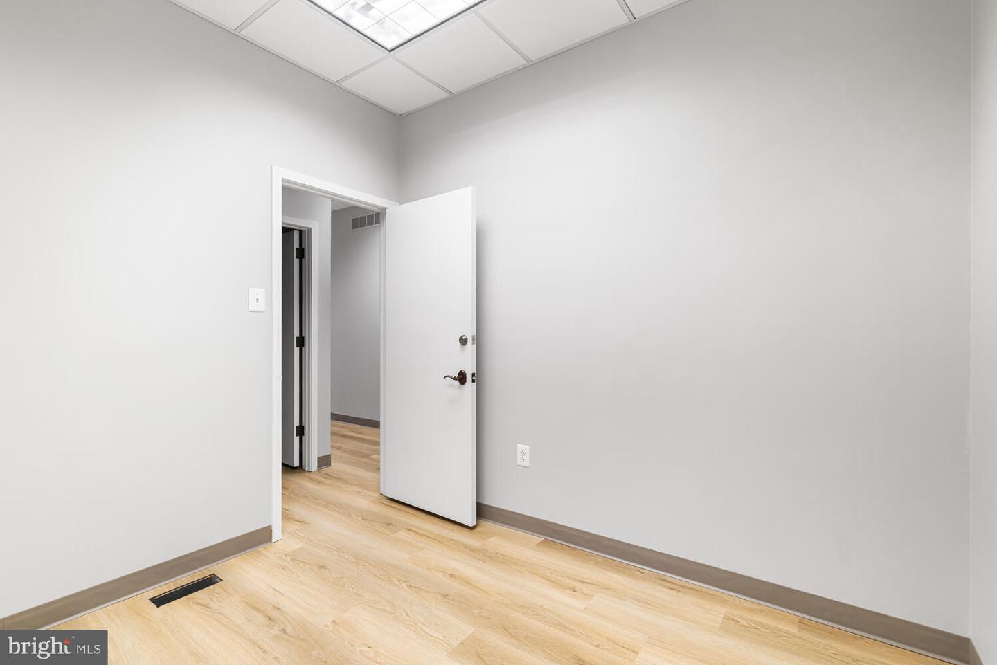 408 Executive Property Photo 12