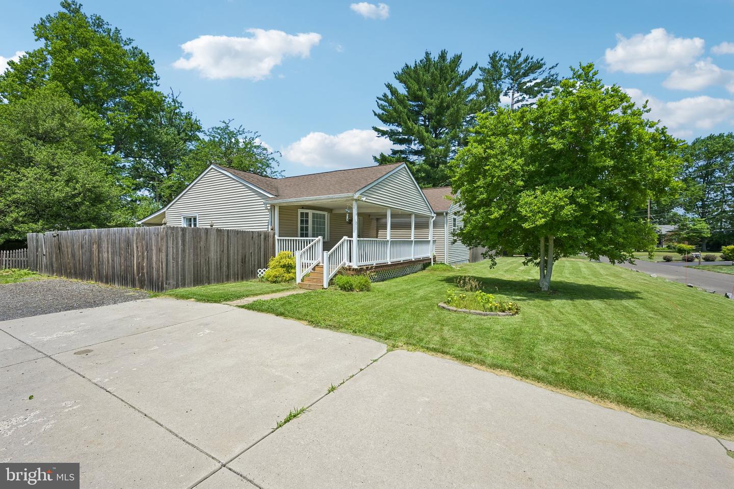 1440 Centre St Property Photo 1