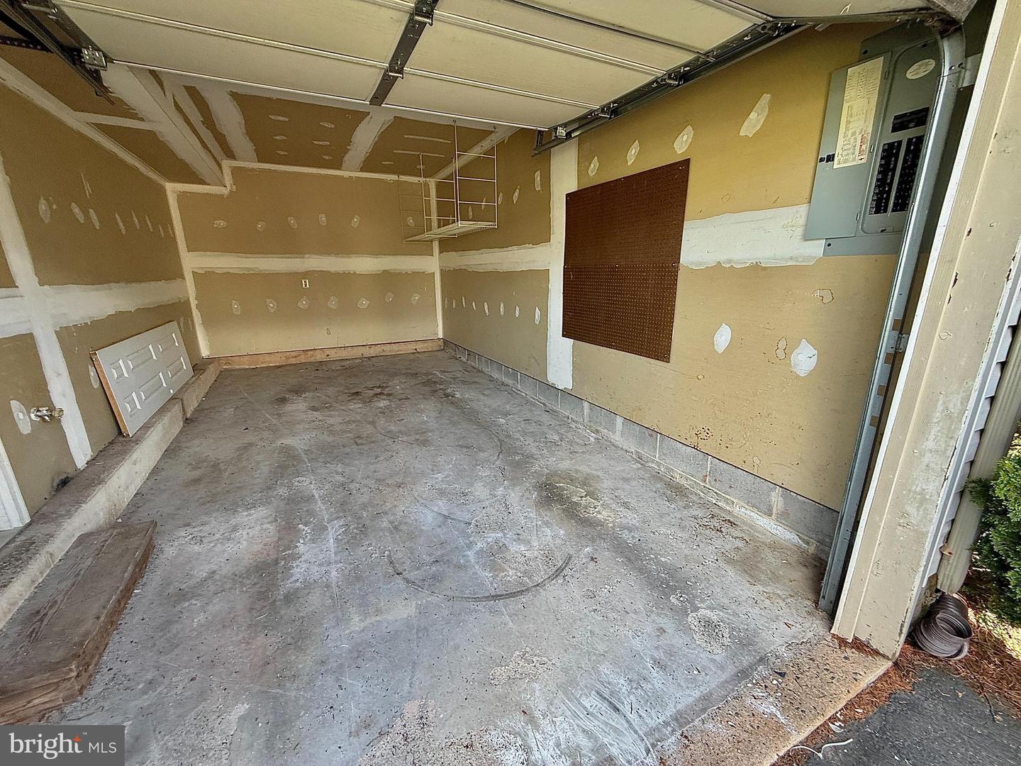 1129 School House Ln Property Photo 6
