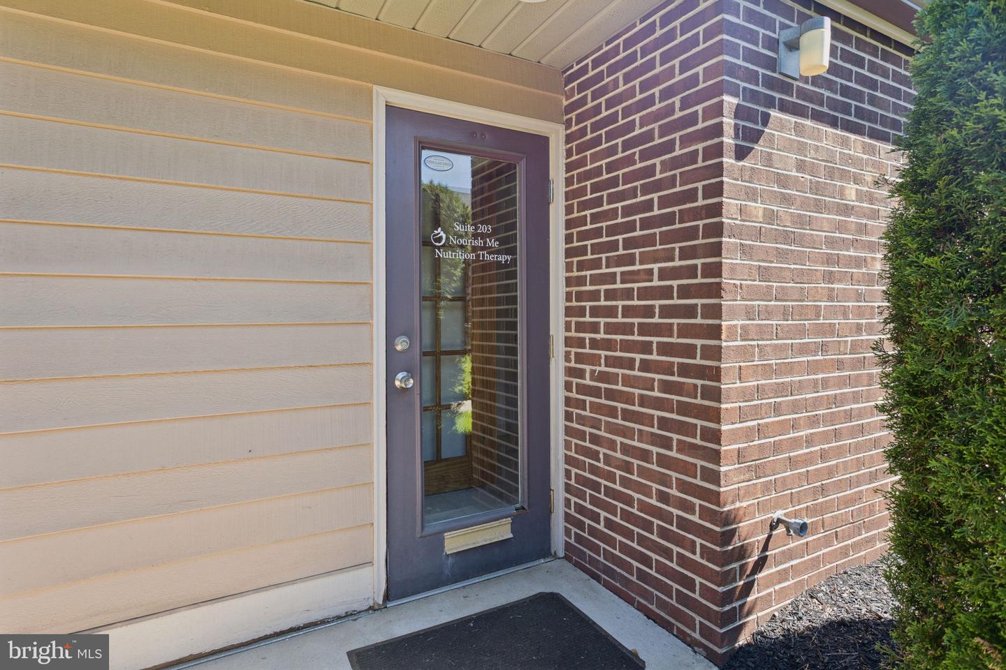 172 Middletown Blvd #203 Property Photo 2