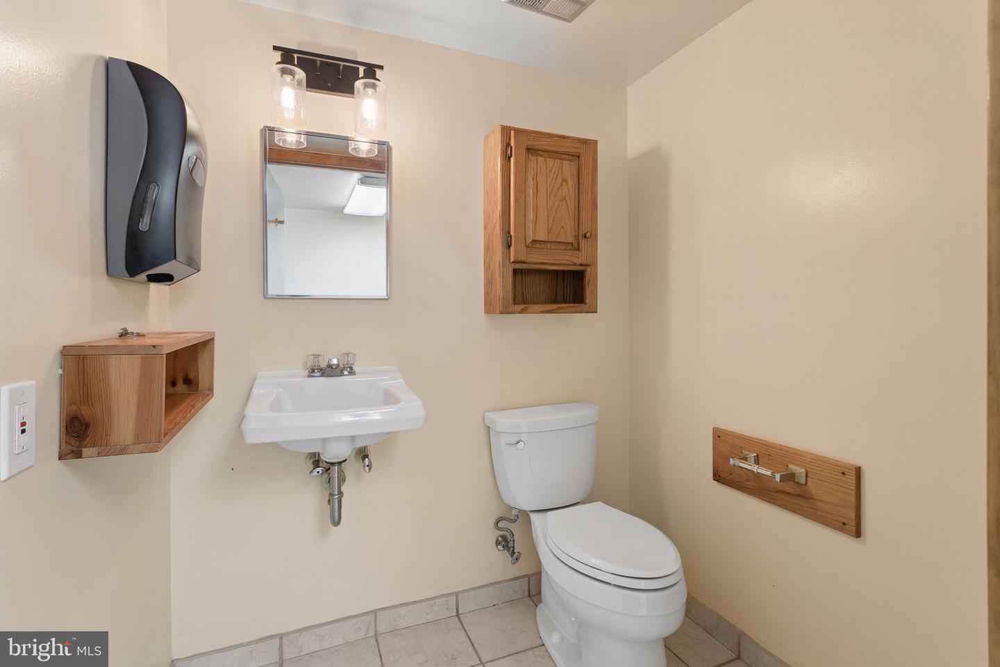 172 Middletown Blvd #203 Property Photo 8